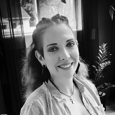 A headshot photo of Dr. Emme Lyda DC, a chiropractor at Empowered Life Chiropractic